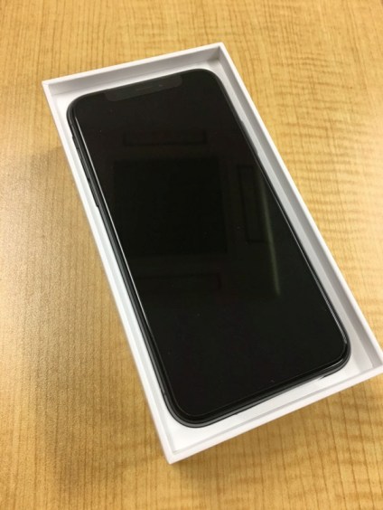 iPhoneXを3万円キャッシュバック有で申し込み後、自宅に届いたiPhoneXはホームボタン無し